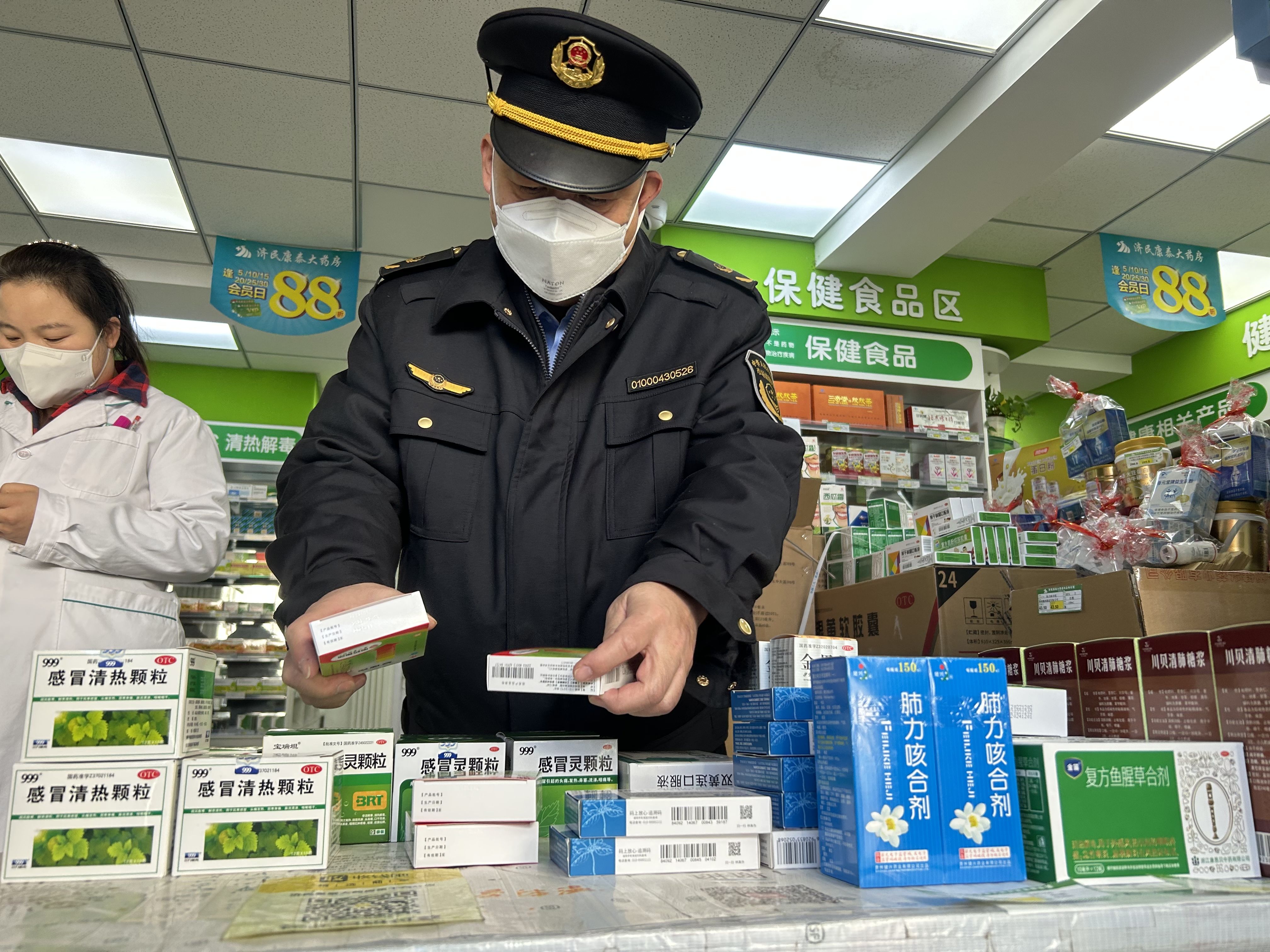 北京海淀秩序监管员驻守药店让市民心里更踏实