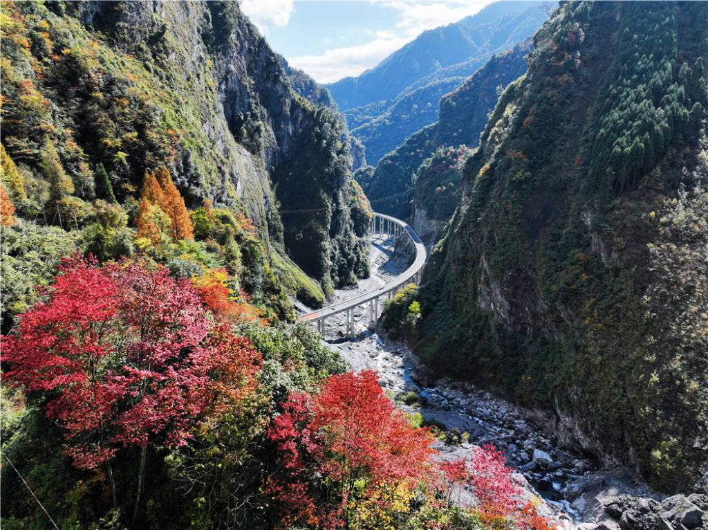 龙门深山开绝壁 绵茂公路12月27日试通车 | 极目新闻