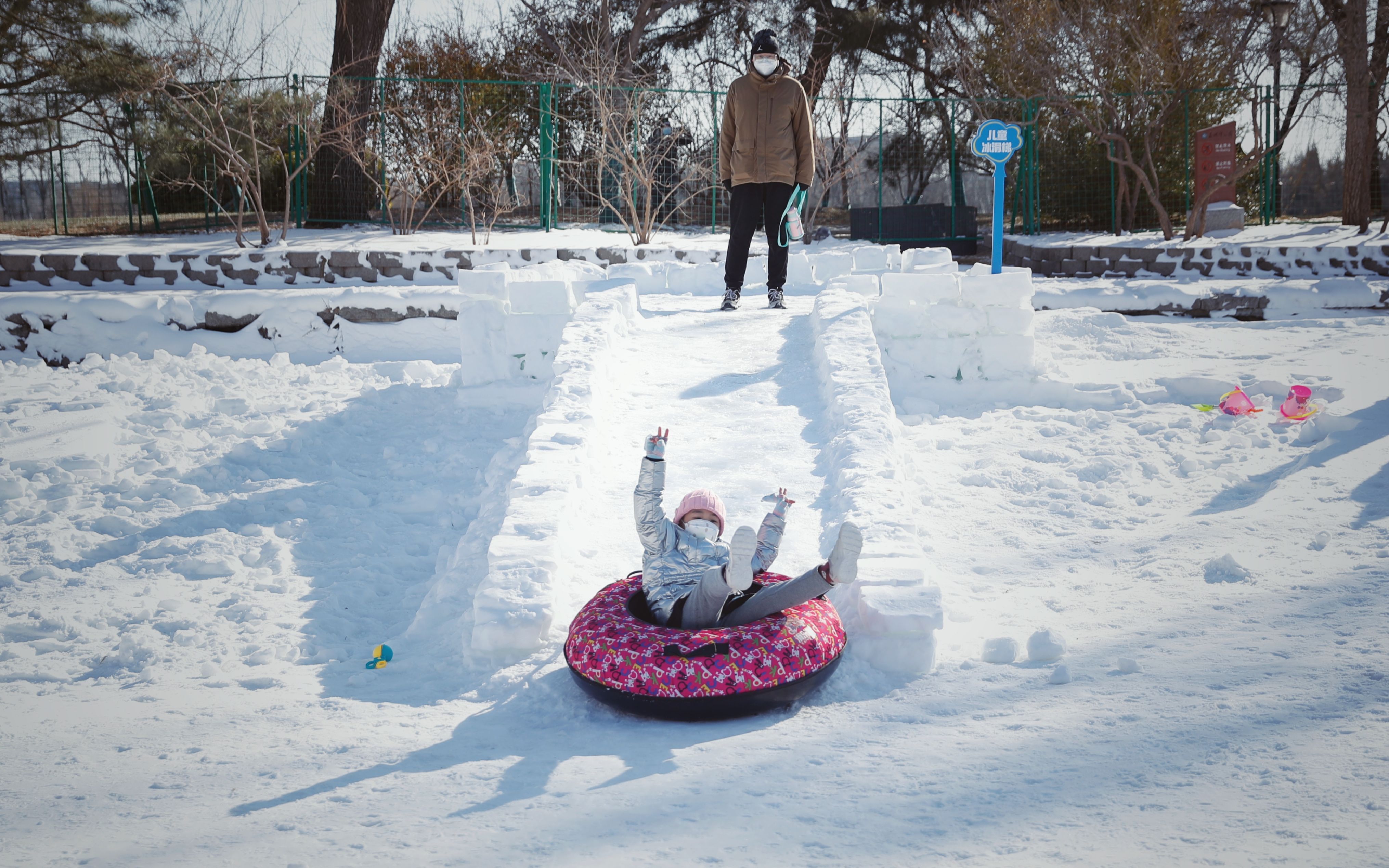 玉渊潭公园冰雪季明天开幕,游客可体验雪上飞碟,雪地迷宫等项目