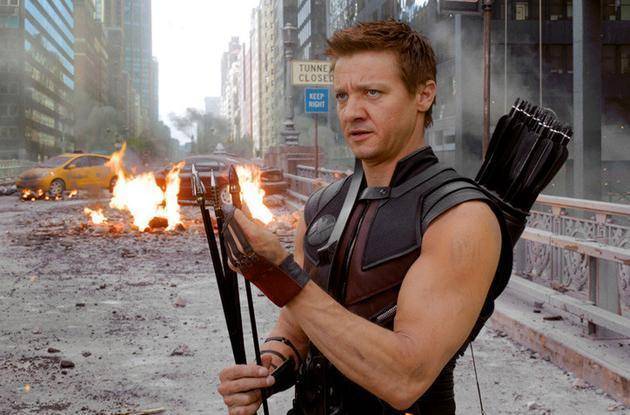 51岁"鹰眼"杰瑞米·雷纳被铲雪车碾压 中国网友祈祷他能挺过难关