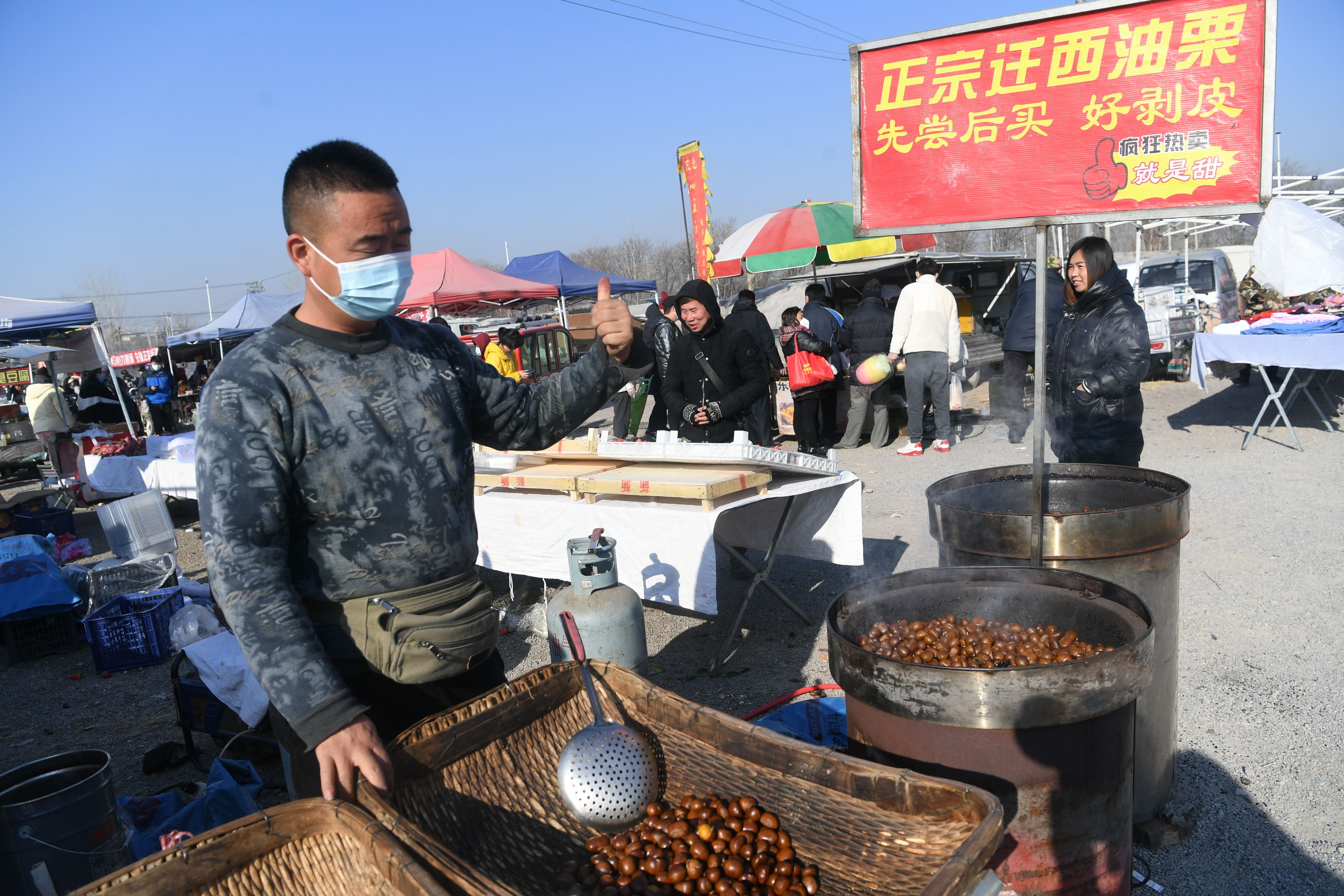 通州永乐店大集年味浓 市民提前逛大集置办年货