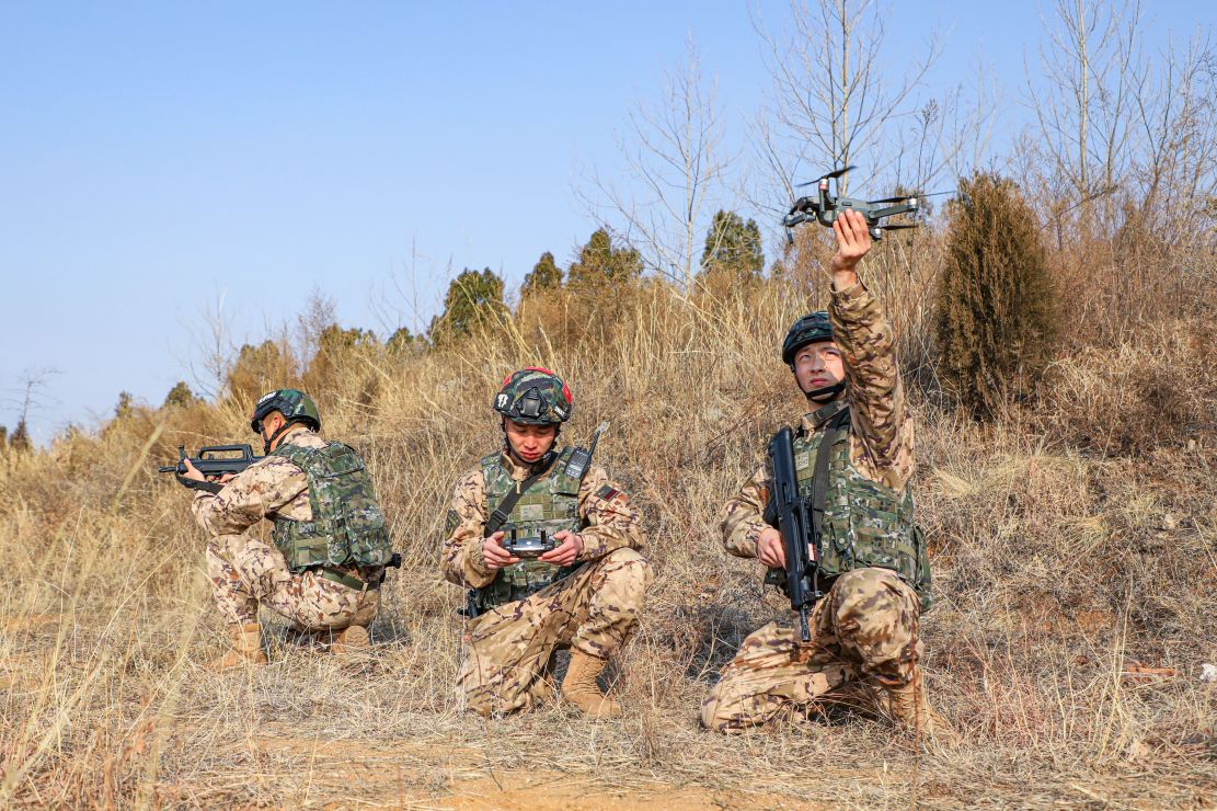 直击武警官兵多地形捕歼战斗演练 