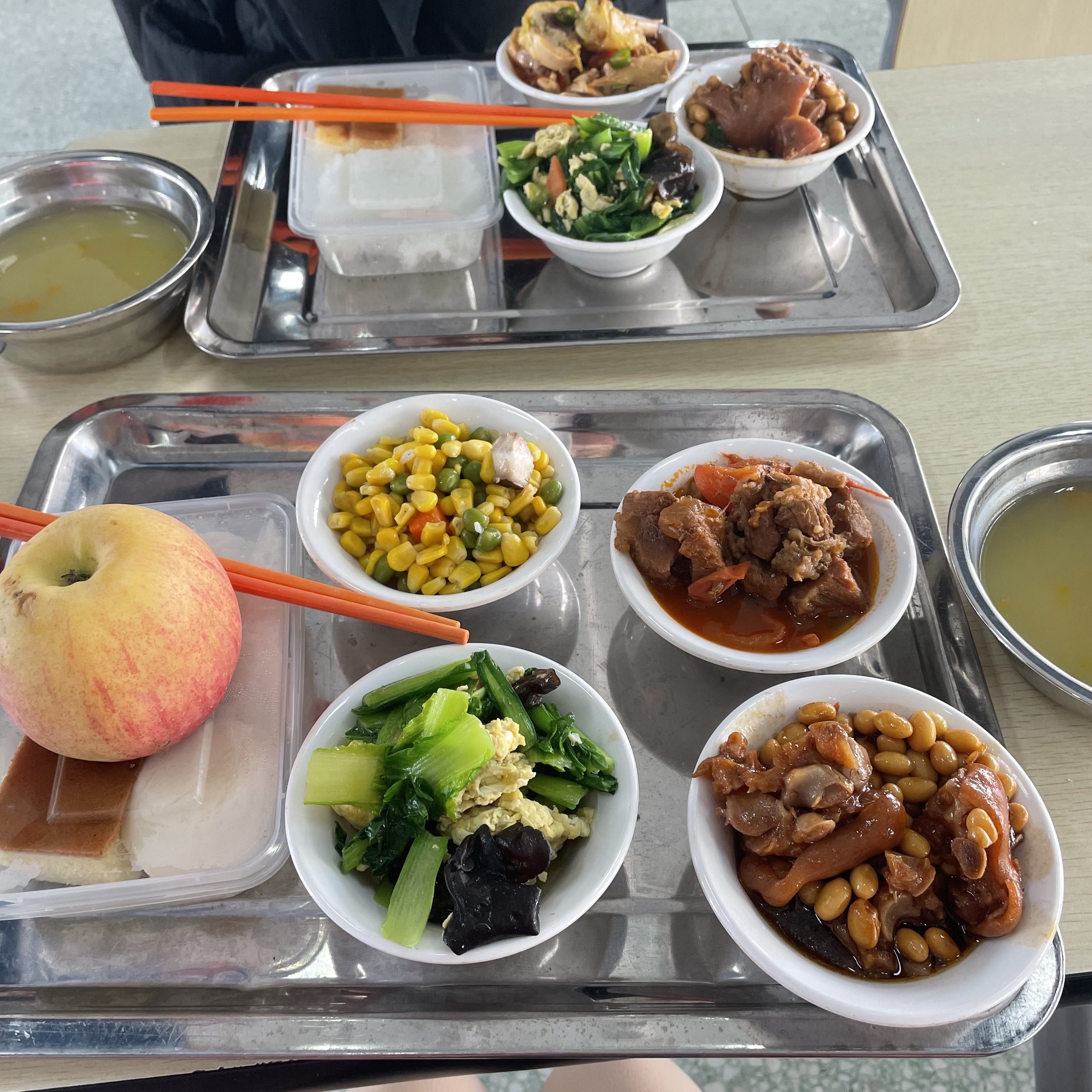北京工商大学食品与健康学院研三学生金燕京在食堂享用了免费午饭和