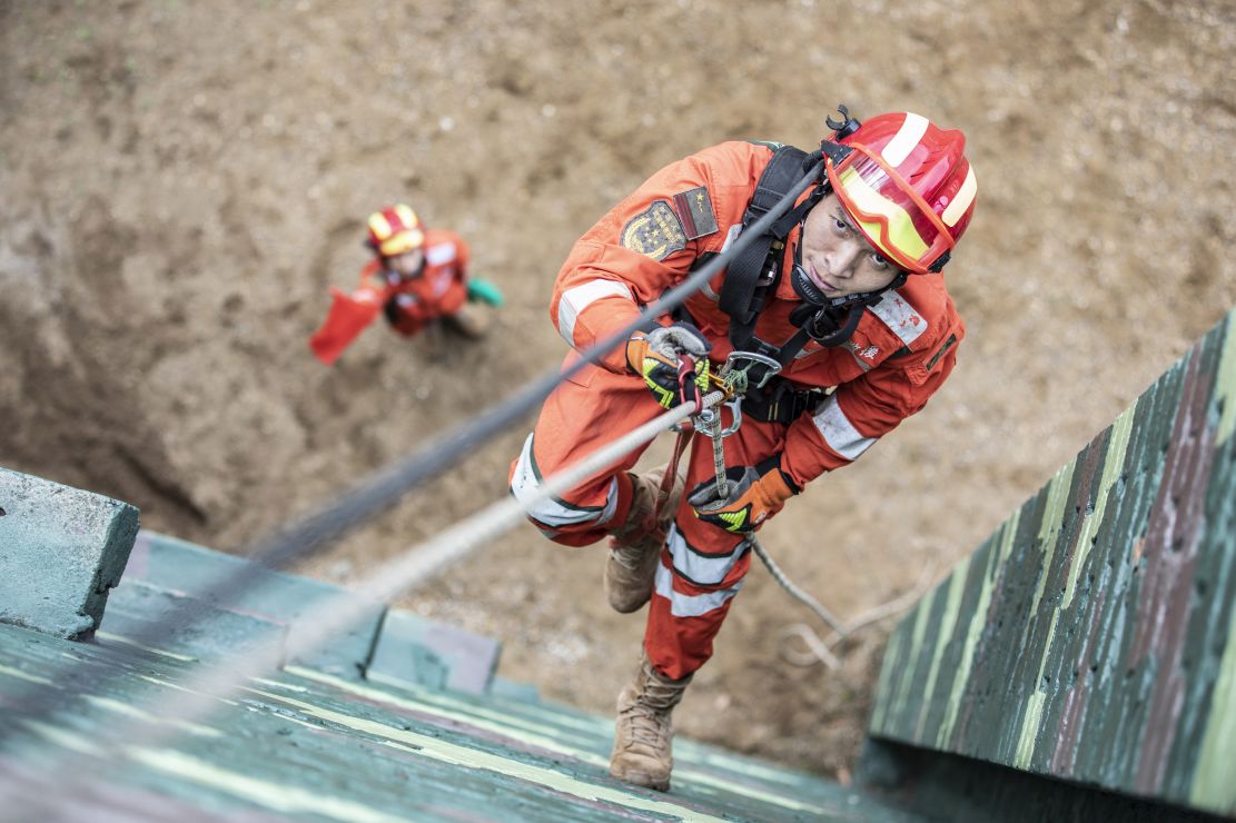 广西南宁:武警官兵开展应急救援演练 | 极目新闻