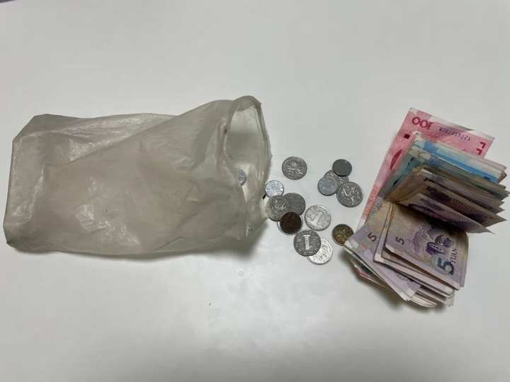 1元、5元、10元……杭州男子上班途中捡到一袋钱,果断报警 | 极目新闻