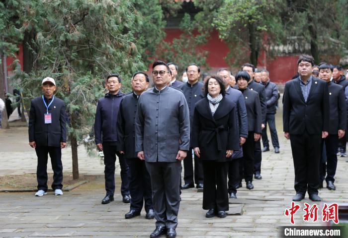 孔子第七十九代嫡长孙孔垂长率孔氏后裔曲阜祖茔祭祖 | 极目新闻