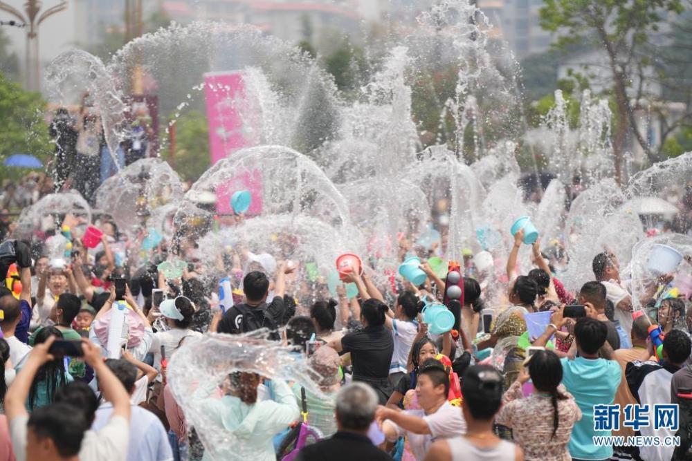 傣族潑水節來了!雲南景谷節日氛圍瞬間拉滿 | 極目新聞