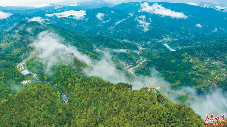 湖南溆浦:烟雨穿岩山 | 极目新闻