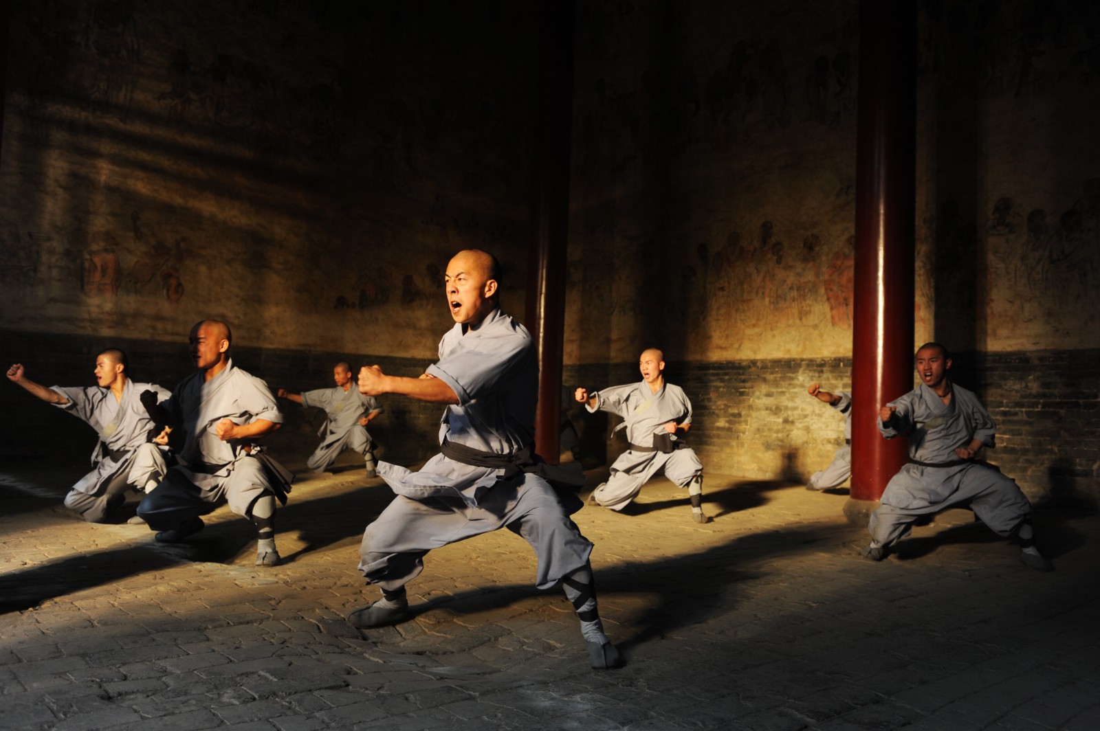 少林寺千佛殿内石砖上4排48个站桩坑,是少林武僧日复一日,勤勉练功的