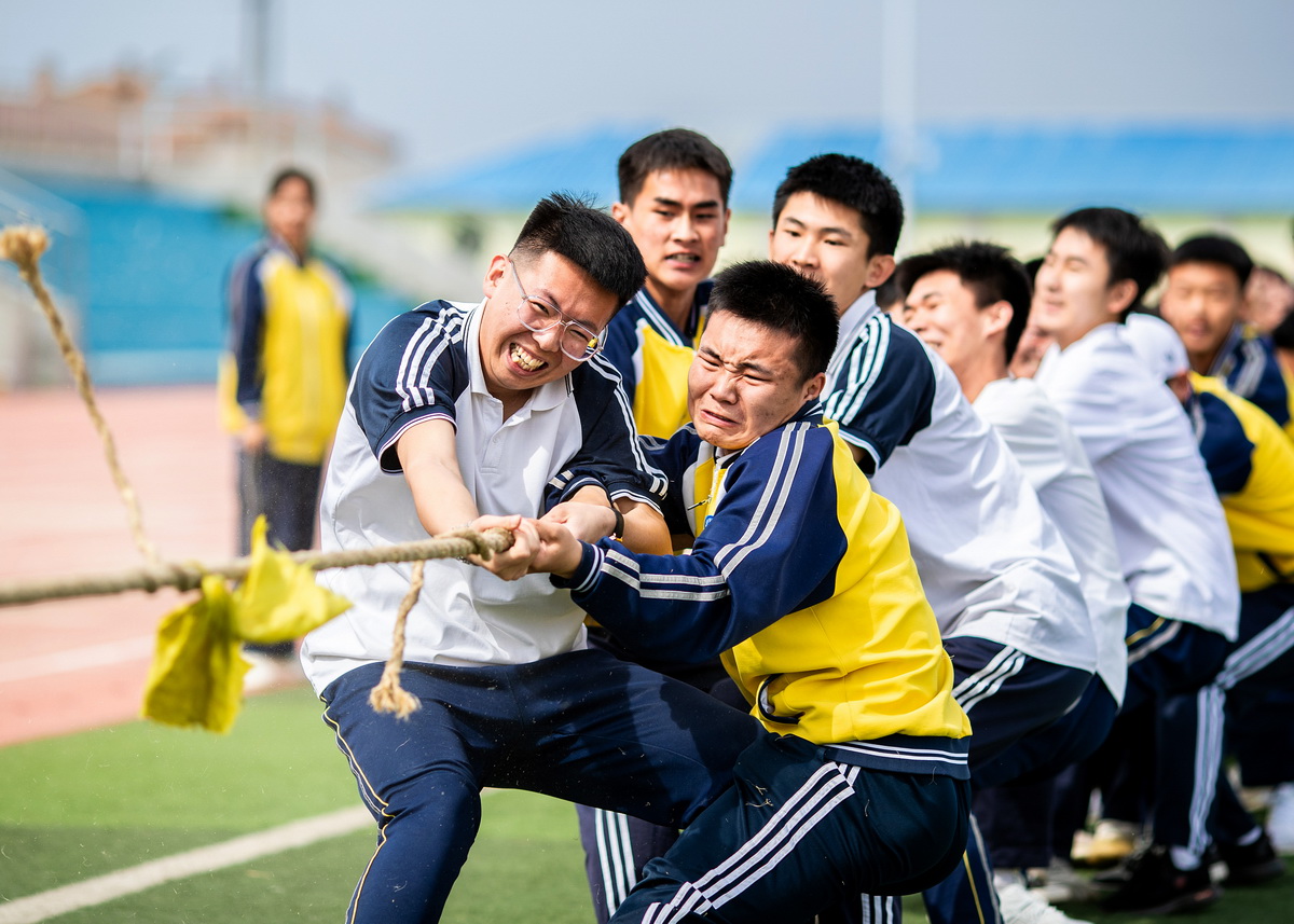 5月23日,呼和浩特市第十二中学高三年级学生在进行拔河比赛.