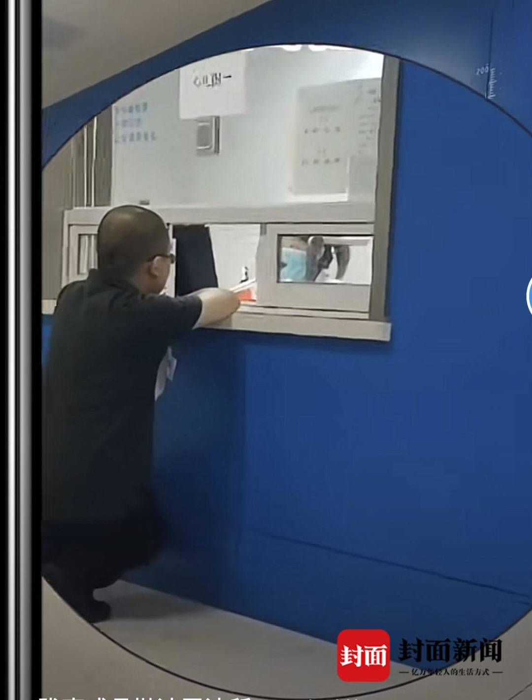 江苏苏州一医院现"丁义珍式窗口"?