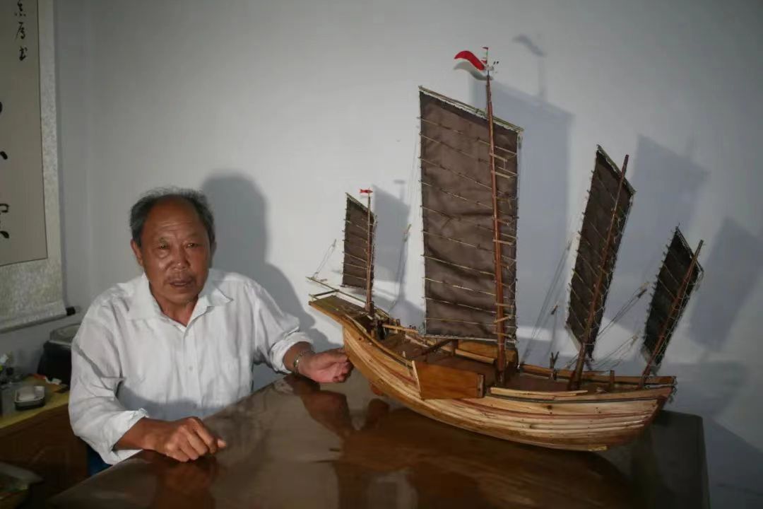 "江尧成十多岁时就随船行走在灌河上,一辈子与"灌河船工号子"结下