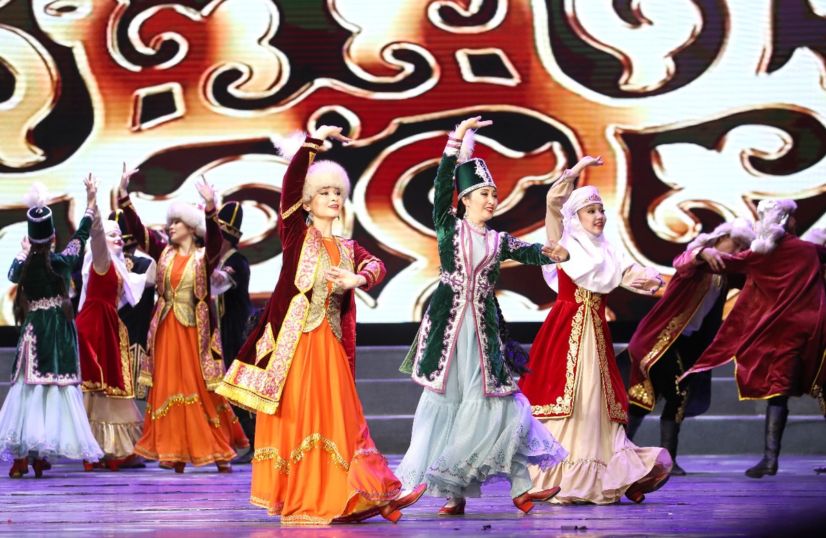 哈萨克斯坦歌舞《富饶的家乡》在第六届新疆国际民族舞蹈节上演