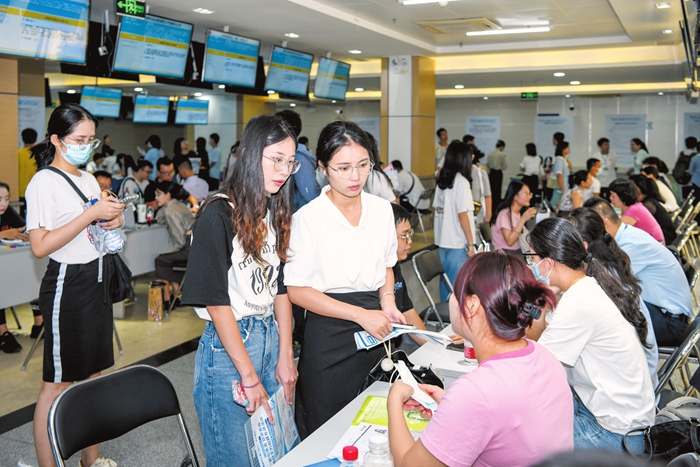 海口市举办百日千万线下招聘会