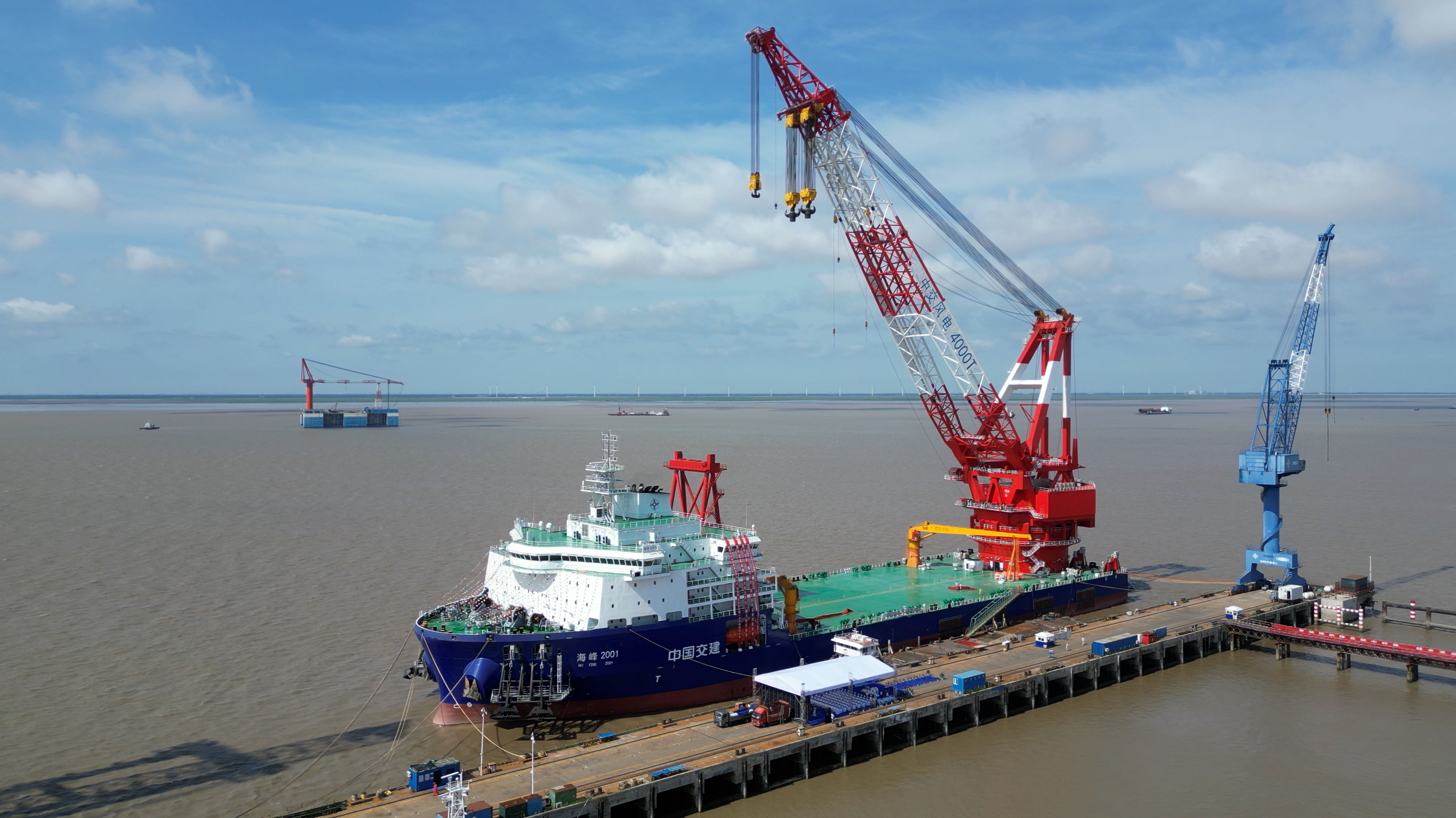 "海上利器"4000吨全回转起重船交付 | 极目新闻
