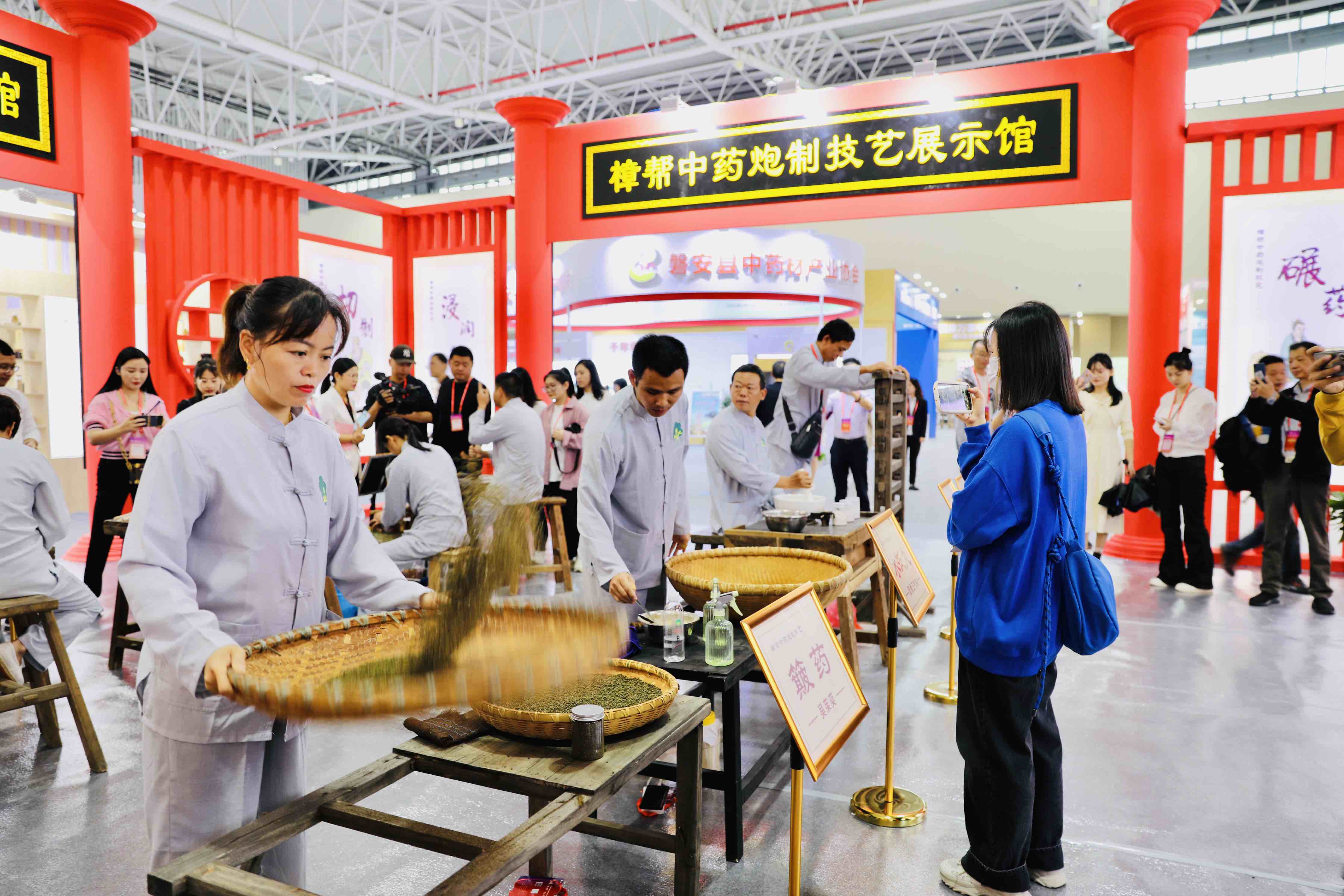 江西樟树:樟帮中药炮制技艺展演精彩纷呈 | 极目新闻