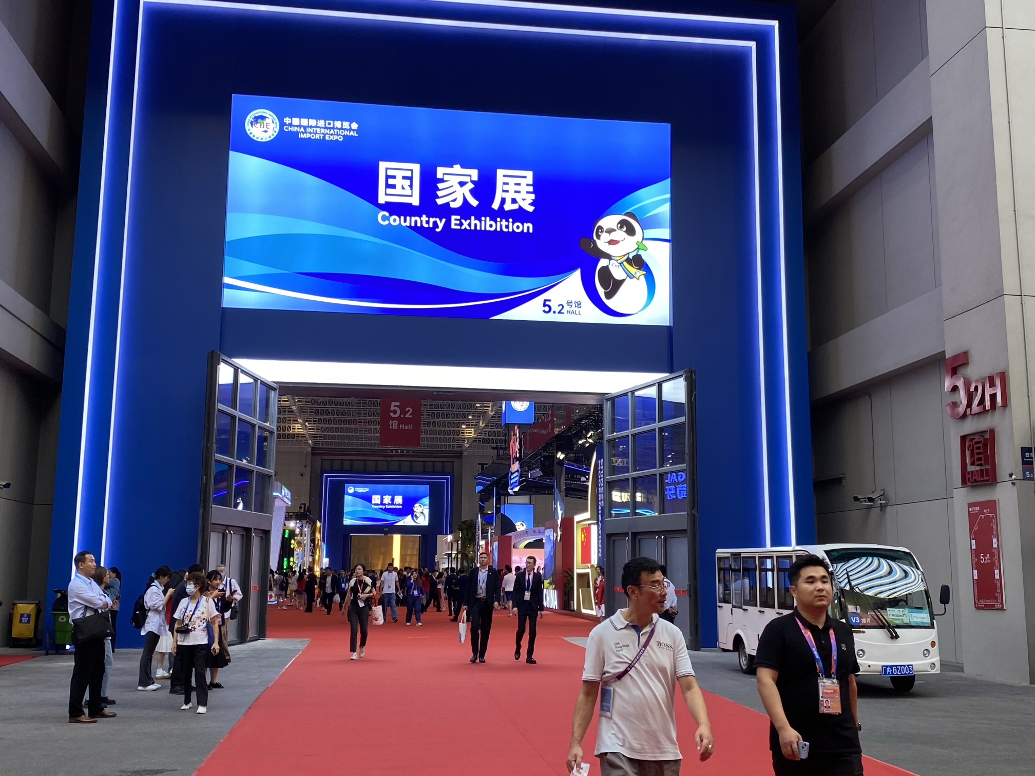 第六届进博会国家展11月5日以线下展览的方式重新与观众见面.