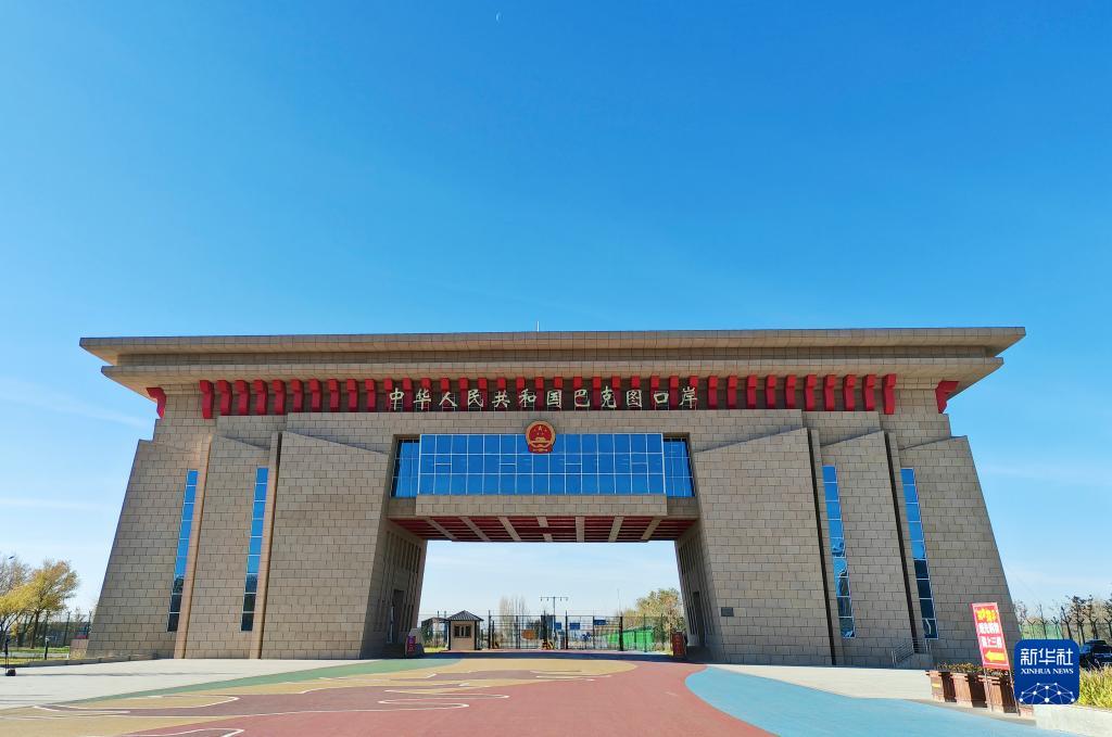 巴克图口岸位于新疆塔城地区,毗邻哈萨克斯坦,向西联通中亚,西亚