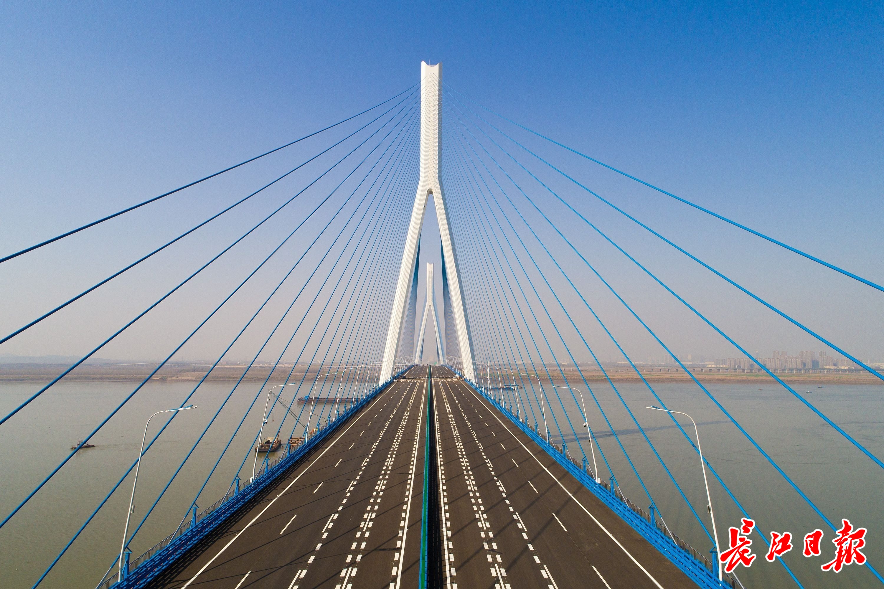 武汉最美大桥特别能扛重,上走汽车下跑火车的天兴洲长江大桥都比