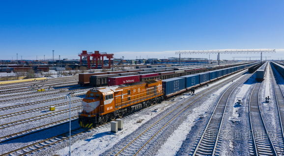 11月28日,一列载有920吨日用百货等商品的中欧班列,经内蒙古二连浩特