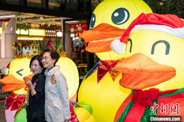 “小黄鸭之父”林亮在香港中环街市乐享百岁寿辰 | 极目新闻