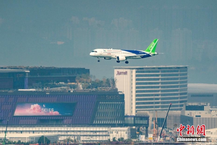 中国国产c919和arj21飞机抵达香港展开首次访问 | 极目新闻