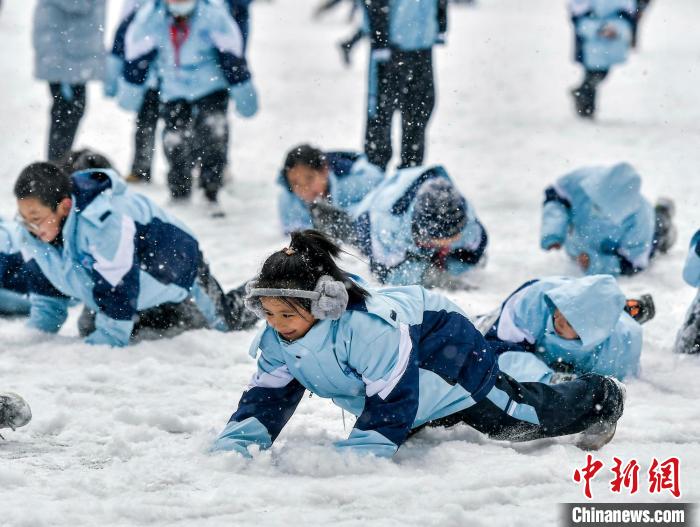 乌鲁木齐持续降雪 小学生雪中玩耍打雪仗