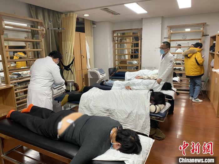 中医院推拿科夜门诊“走俏” 理性按需就诊很关键 | 极目新闻