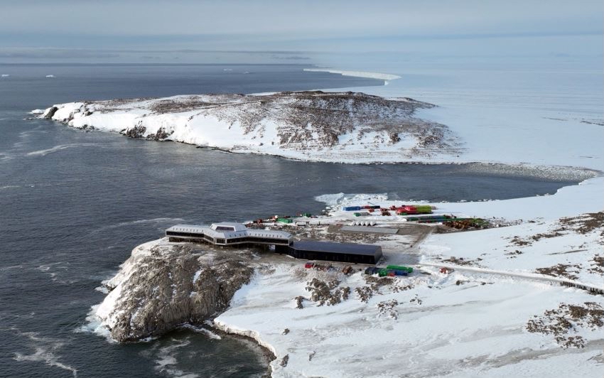 秦岭站,位于南极罗斯海海域的恩克斯堡岛,建筑面积5244平方米,主体