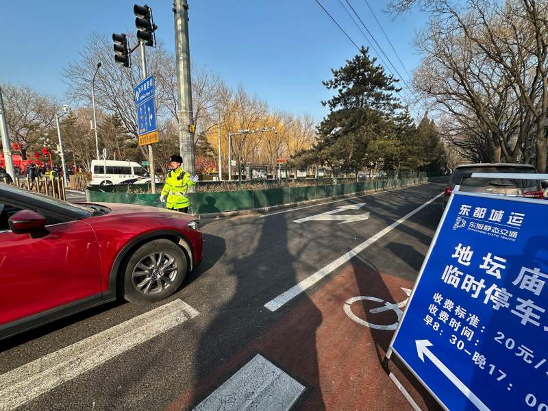 在这两天的现场执勤过程中,交警们每隔一会儿就会遇到问路的行人和