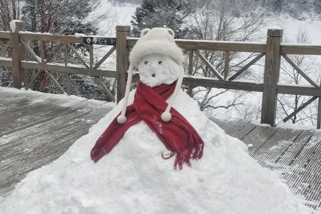 九寨飞雪落地成画游客纷纷与雪山海子合影打卡