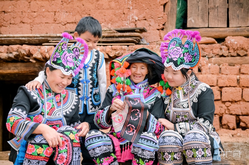 正月十五来赛装 云南永仁"千年彝族t台秀"焕发新生力