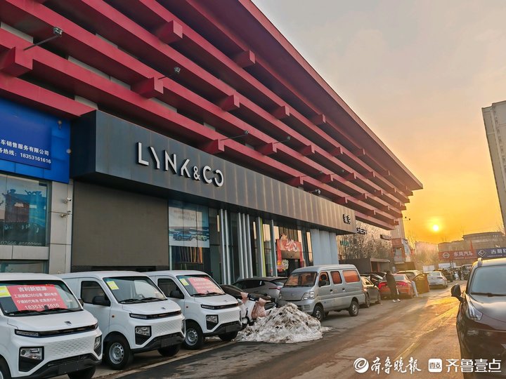 现场滚滚浓烟!济南匡山汽车大世界一4s店起火引燃建筑外墙