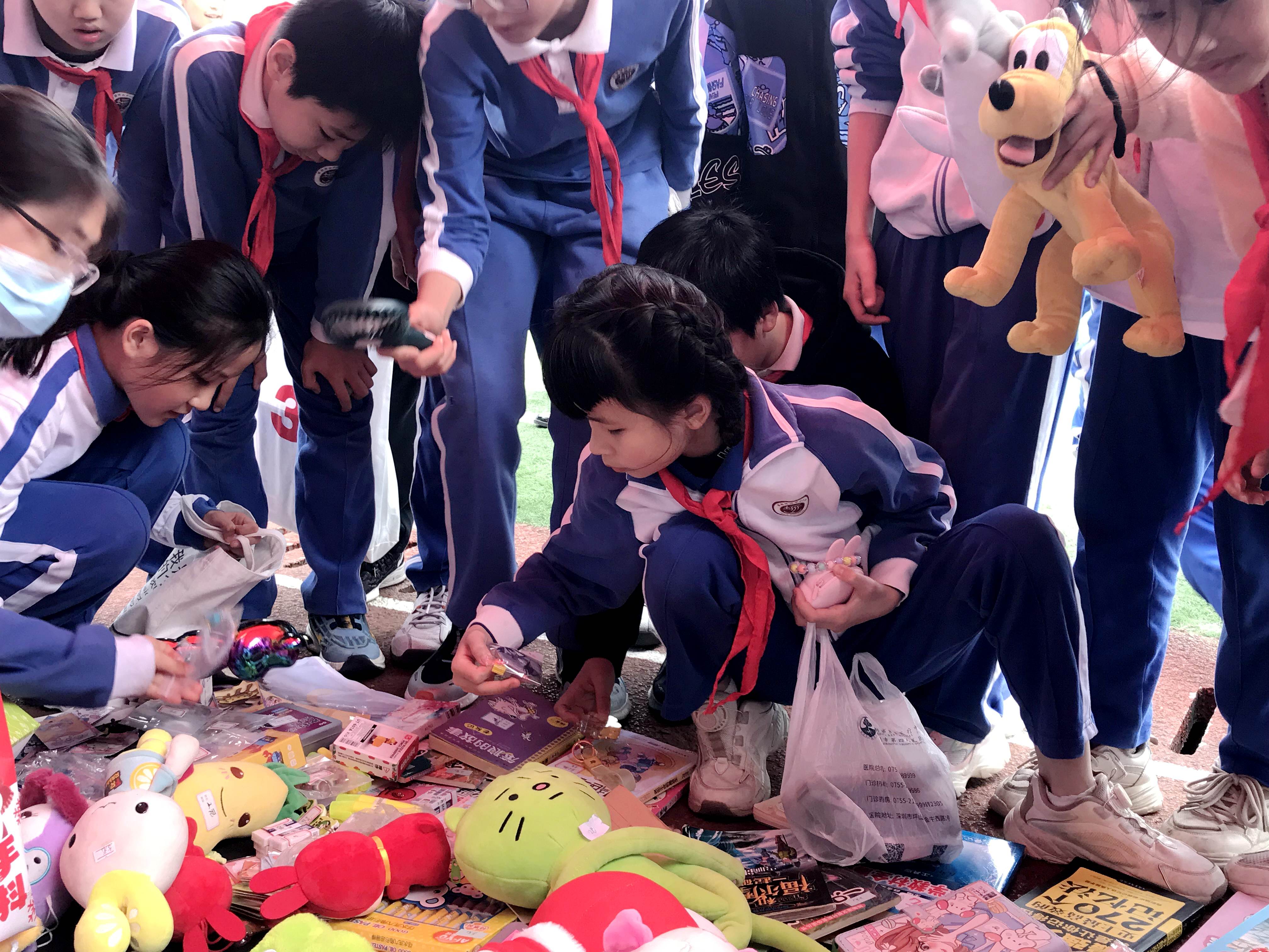 坪山中心小学举行爱心义卖活动,让雷锋精神在校园绽放