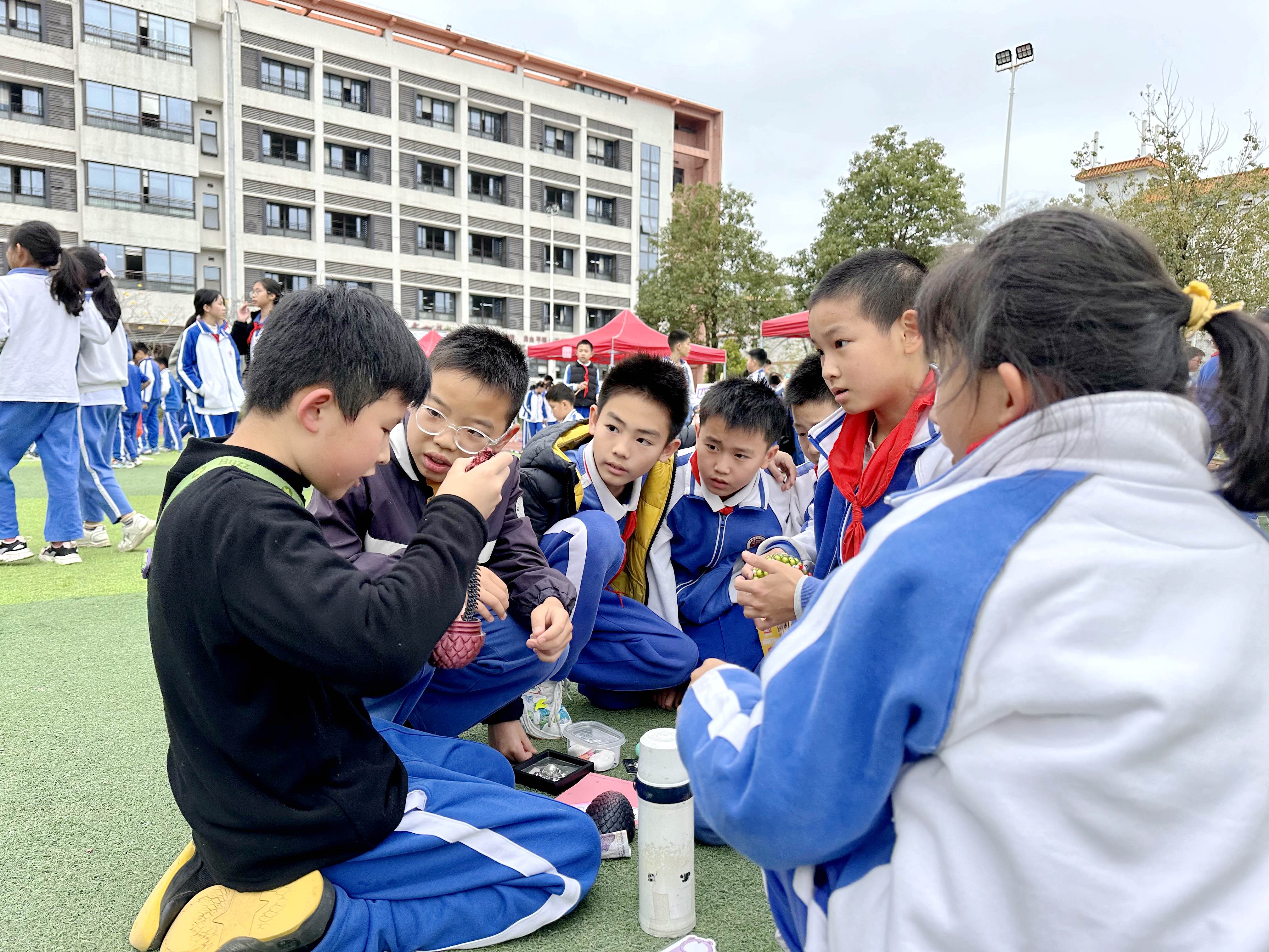 坪山中心小学举行爱心义卖活动,让雷锋精神在校园绽放 | 极目新闻