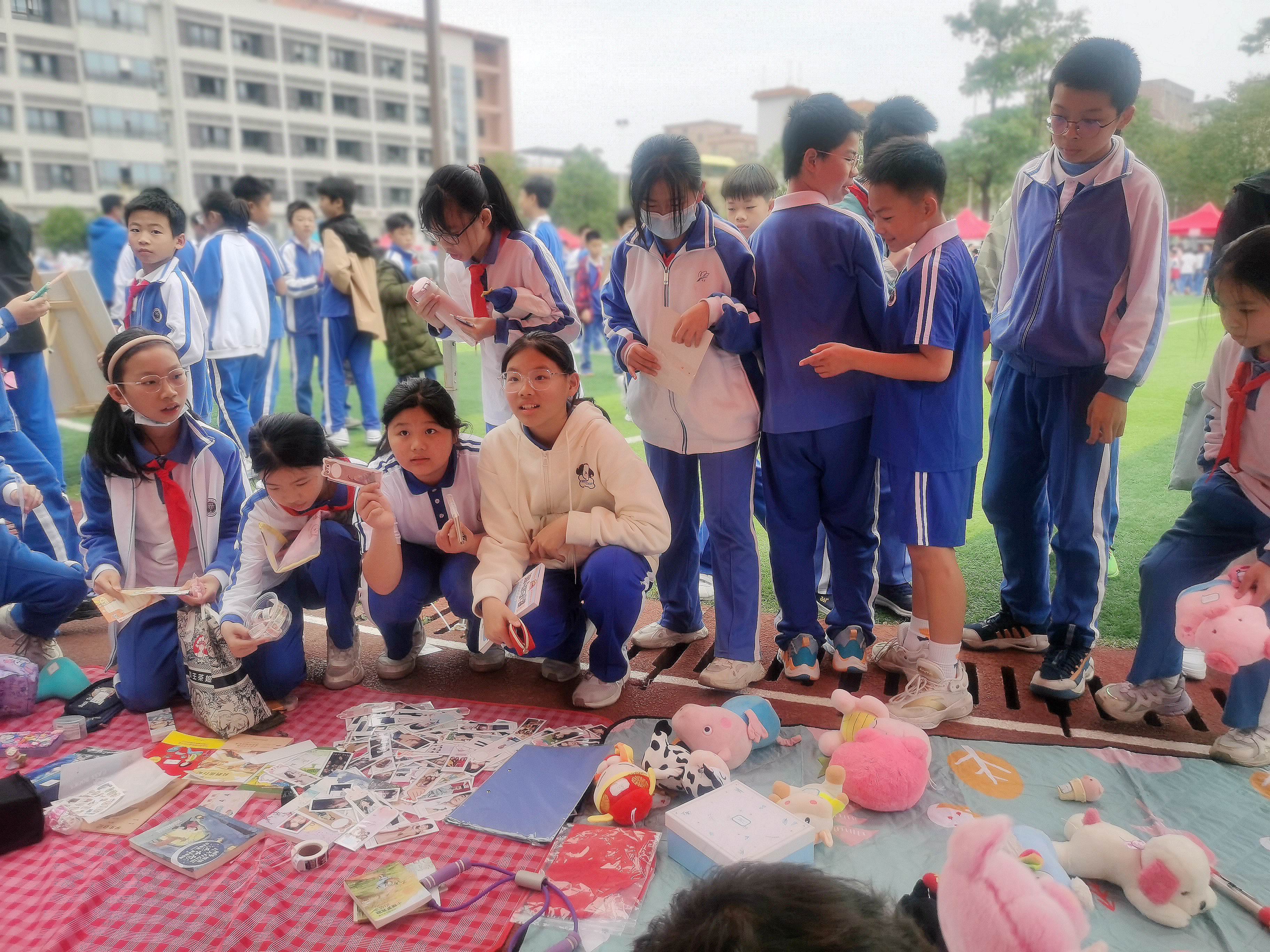 坪山中心小学举行爱心义卖活动,让雷锋精神在校园绽放