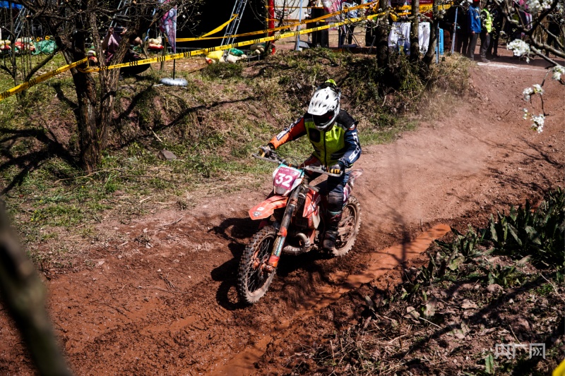 大理巍山越野摩托车耐力爬坡王邀请赛开赛