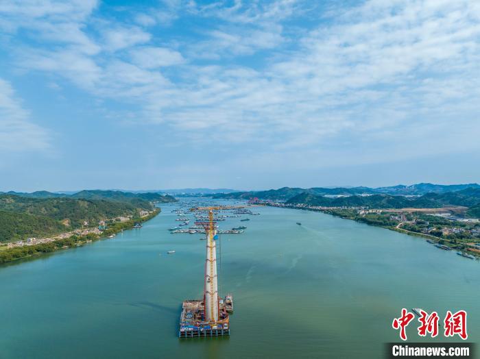 广西苍容浔江大桥完成首个锚碇浇筑 | 极目新闻