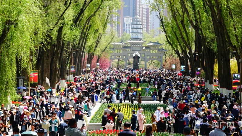 五一劳动节西宁人民公园内游园的群众(央广网记者张海东摄)