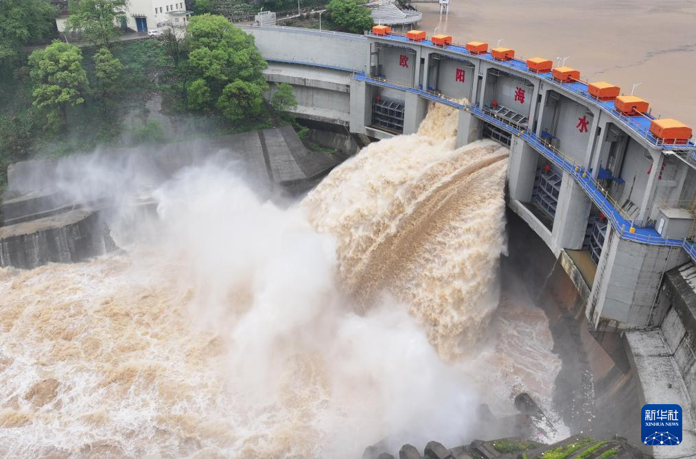 湖南郴州:欧阳海水库开闸泄洪