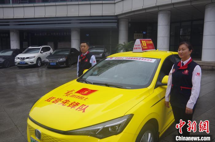 图为贴有爱心送考相关标识的出租车.