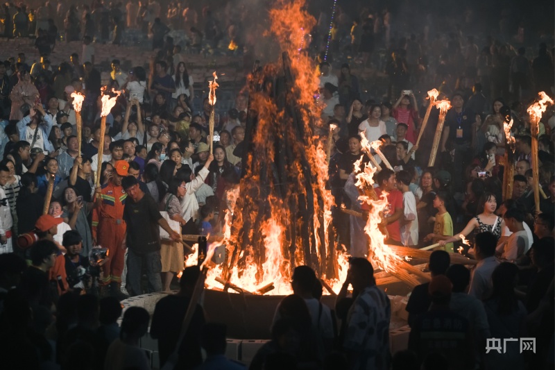 云南禄劝:燃情火把万人狂欢 各族群众欢度火把节