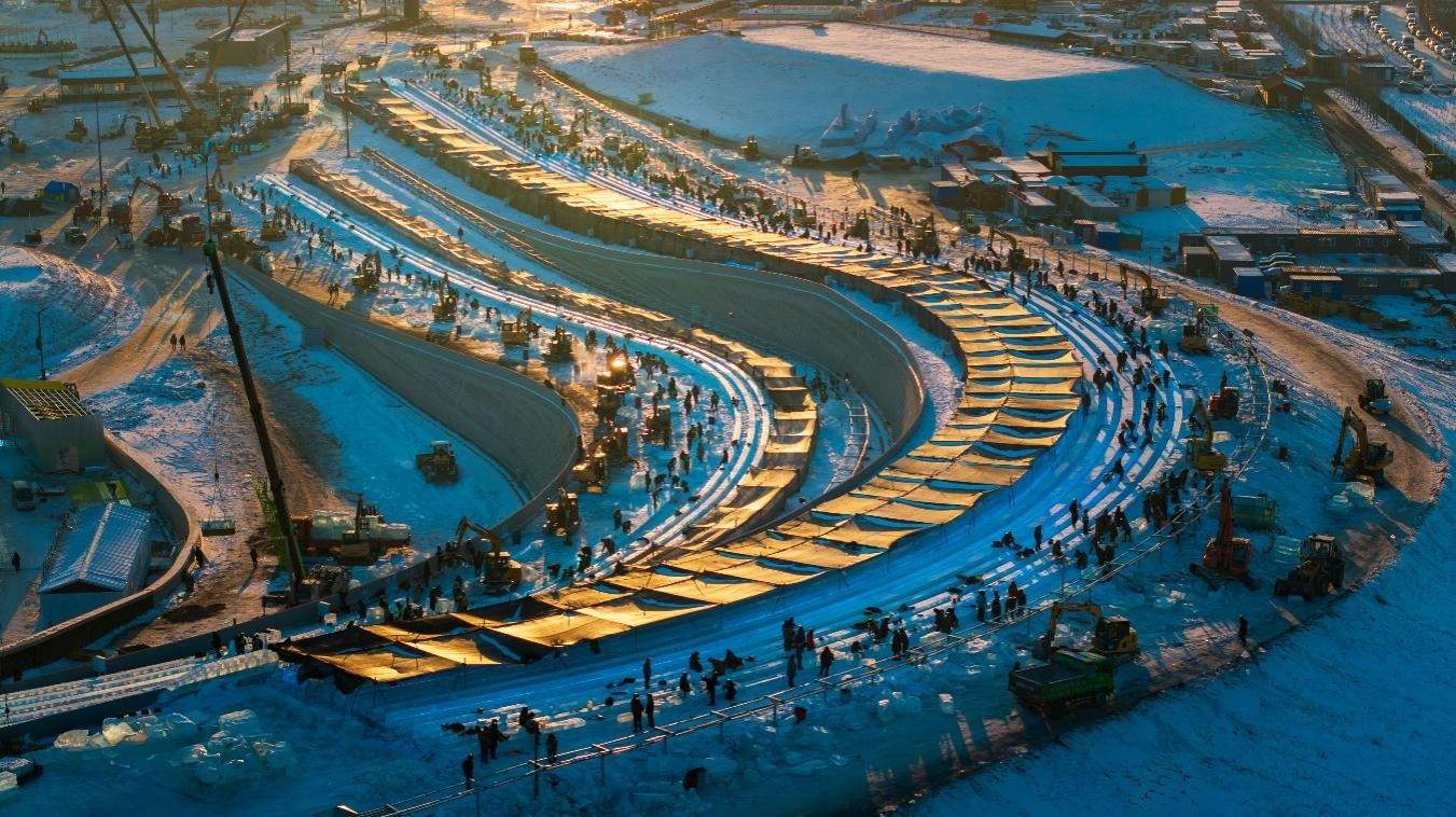 超级冰滑梯完工，第二十六届哈尔滨冰雪大世界园区建设“冲刺跑”！ | 极目新闻